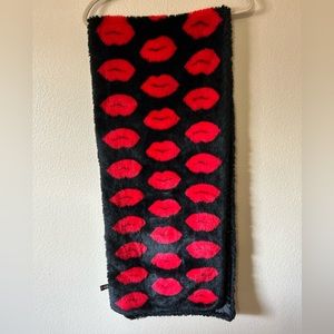 Victoria Secret Red Lips Black Faux Fur Wrap Shawl Couch Runner 15x70 Inches